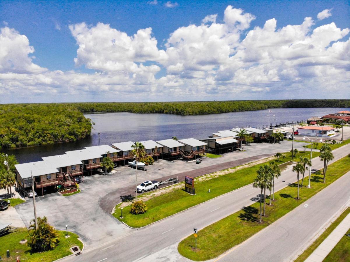 River Wilderness Waterfront Cabins Эверглейдс-Сити Экстерьер фото